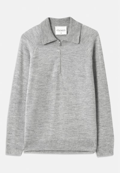Suéter gris de punto con cuello y media cremallera. Fabricado en un material de punto suave, presenta un dobladillo y mangas acanalados, con una textura lisa.