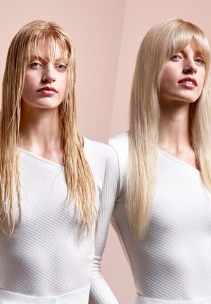 Model med vådt blonde hår til venstre, glattet og stylet blonde hår til højre. Begge bærer en hvid, ribbet langærmet top.