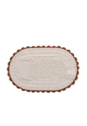 Ovalt beige tekstureret tæppe med en bølget brun kant og et vævet mønster langs kanten.
