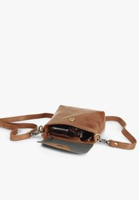Braune Leder-Crossbody-Tasche mit flachem Design, ausgestattet mit einem goldenen Druckknopfverschluss, verstellbarem Tragegurt und sichtbaren Innenfächern.