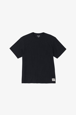 Czarna koszulka z krótkim rękawem i okrągłym dekoltem z małą prostokątną naszywką z logo Wrangler blisko dolnego brzegu na białym tle.