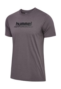 Kortærmet, mørkegrå sportst-shirt med "hummel PERFORMANCE" trykt i sort på brystet, vist på en hvid baggrund.