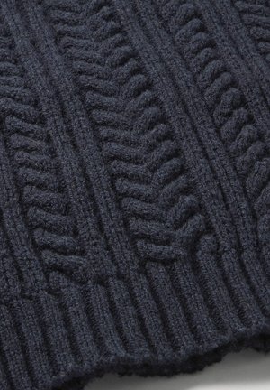 Dunkelblauer Strickstoff mit einem strukturierten Muster, das erhabene Zickzack- und Rippenakzente aufweist, die Tiefe und visuelles Interesse schaffen.