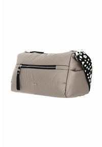 Sac matelassé beige avec une sangle noire et blanche à motifs, doté d'une poche zippée et d'une texture lisse. Forme compacte et rectangulaire.