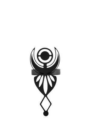 Schwarzer geometrischer Anhänger mit Halbmondformen, einem Kreis oben, blattartigen Aussparungen und einer Rautenform, die in einem kleinen Kreis endet.