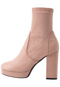 Růžové ankle boty z umělé suede s vysokým blokovým podpatkem, zaoblenou špičkou, elegantním designem a minimálním švem. Měkká textura a tvar, který se dobře přizpůsobuje.