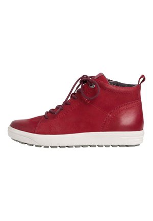 Baskets montantes en cuir rouge avec des lacets bordeaux, une semelle en caoutchouc blanc et une boucle sur le talon, montrées de profil orientées vers la gauche.