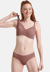 Reggiseno seamless mauve e bikini abbinati, materiale morbido, spalline sottili, design a V, texture liscia senza cuciture visibili o accessori.