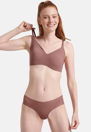Mauve naadloze bh en bijpassende bikini slipjes, zachte stof, smalle bandjes, V-halsontwerp, gladde textuur zonder zichtbare naden of beslag.