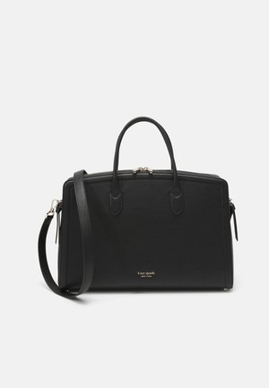 Bolso de mano de cuero negro con asas superiores dobles y una correa desmontable. Cuenta con un cierre de cremallera y un logotipo sutilmente embossado en la parte frontal.