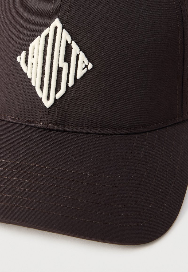 Cappellino nero con logo bianco ricamato a forma di diamante. Il design comprende una corona strutturata e una visiera curva.