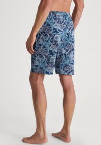 Heren zwembadeshorts in marineblauw met een spiraalvormig aqua en witte paisleypatroon. Elastische tailleband met een binnenste trekkoord voor een goede pasvorm.