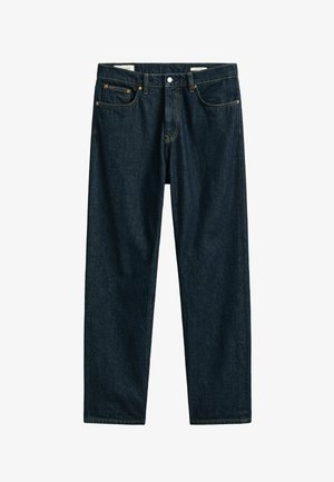 Jean en denim bleu foncé avec bouton et fermeture éclair à l'avant, cinq poches, et couture contrastée orange.