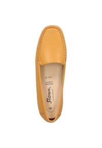 Gelbe Leder-Mokassinschuhe mit glatter Textur, abgerundeter Zehenpartie und gesteppten Kanten. Das Innere weist den Markennamen und Details zum Komfort auf.