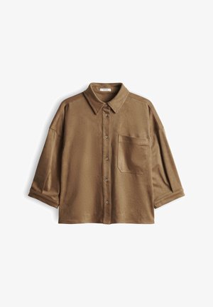 Bruine blouse met lange mouwen en knopen, met een borstzakje aan de voorkant en een klassieke kraag, plat weergegeven op een witte achtergrond.
