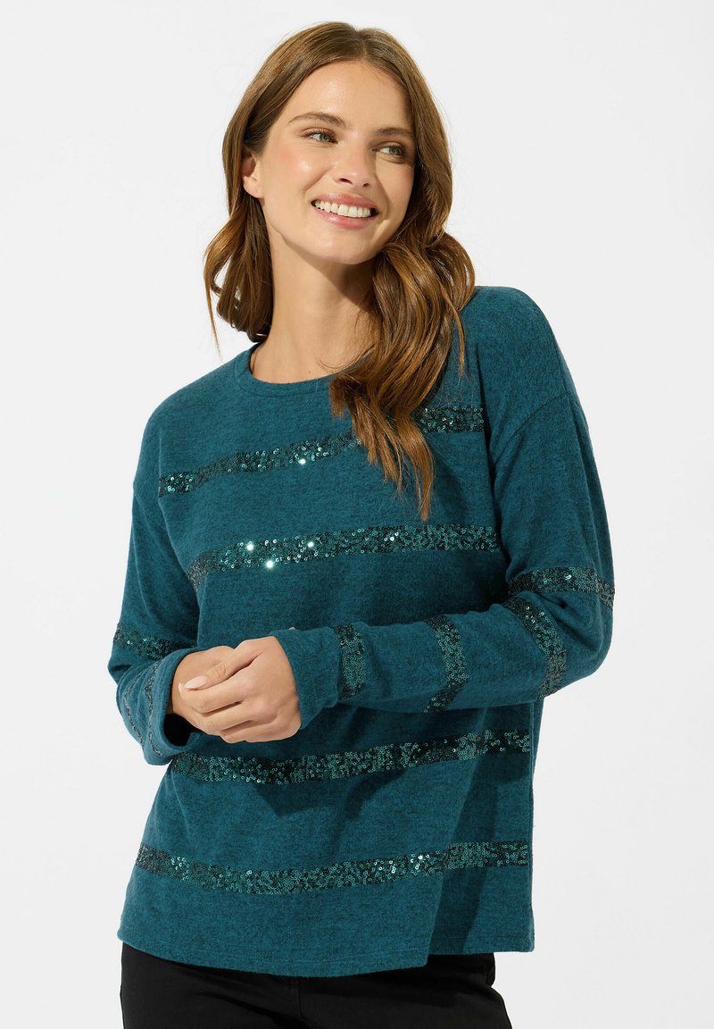 Maglione turchese con strisce orizzontali di paillettes, colletto a girocollo, maniche lunghe e una vestibilità rilassata. Texture morbida e design casual.