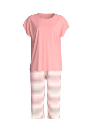 Roze loszittende top met korte mouwen, gecombineerd met witte cropped broek met dunne horizontale roze strepen.