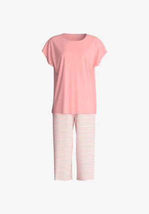 Roze loszittende top met korte mouwen, gecombineerd met witte cropped broek met dunne horizontale roze strepen.