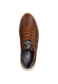 Baskets en cuir marron avec un dessus perforé, accent en cuir gris foncé, semelle blanche et système de laçage. Dotées d'une fermeture à glissière sur le côté.