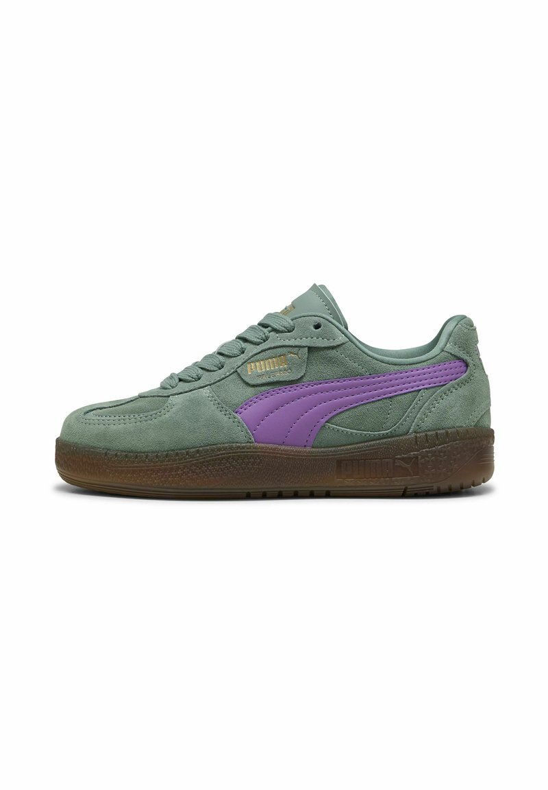 Baskets en suède vert avec une bande PUMA violette. Présente un design à lacets et une semelle en caoutchouc. Lettres dorées sur le côté.