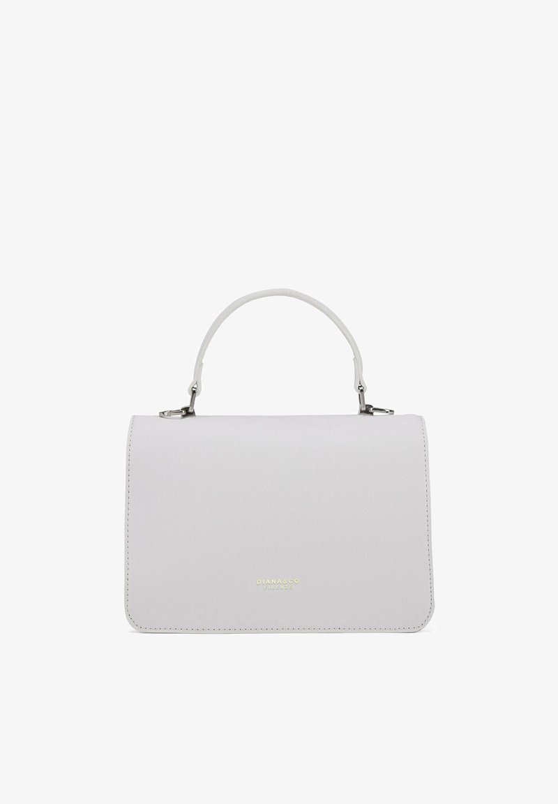 Grijze gestructureerde handtas met een gebogen handvat, een getextureerd oppervlak, gouden branding en een klep sluiting. Minimalistisch ontwerp en slanke uitstraling.