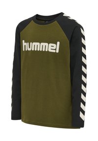 Koszula z długim rękawem w kolorze oliwkowej zieleni i czerni z napisem "hummel" na piersi oraz białymi pasami w kształcie chevron na czarnych rękawach.