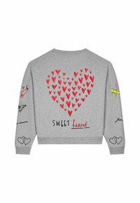 Sweat gris avec des cœurs rouges formant une grande forme de cœur, texte "SWEET heart" dans le dos et petits détails graphiques sur les deux manches.