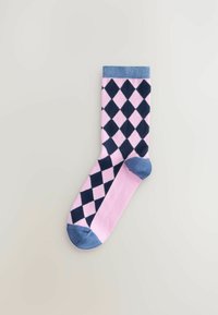 Calzini rosa con un motivo a diamante blu navy, con bordo e punta blu. Realizzati in tessuto morbido, presentano un design che alterna i colori su diverse sezioni.