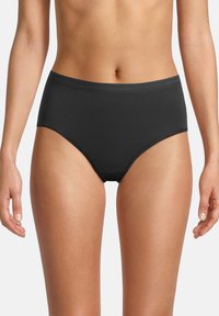 Hochgeschnittene schwarze Baumwollslips mit einem glatten, elastischen Bund und minimaler Nahtarbeit, entworfen für Komfort und Bedeckung.