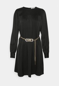 Czarna sukienka wykonana z gładkiego materiału, z długimi rękawami, okrągłym dekoltem oraz złotym paskiem z łańcuszka z detalem logo.