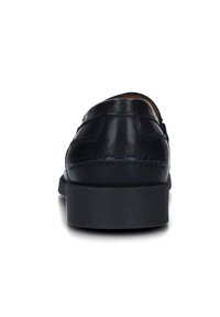 Scarpa di pelle blu navy con finitura liscia, punta arrotondata e suola in gomma a profilo ridotto; presenta dettagli cuciti sul retro.