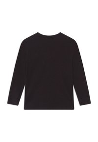 Camiseta negra de manga larga con cuello redondo, hecha de una tela suave. Presenta un diseño simple sin patrones ni acentos visibles.
