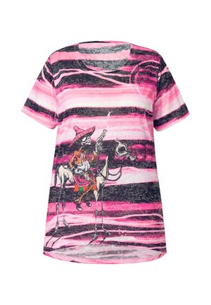 Camiseta de manga corta con rayas horizontales en rosa y negro, que presenta un esqueleto con sombrero montando un caballo, con un destacado detalle gráfico.