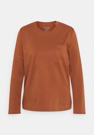 Långärmad tröja i rostfärgat, tillverkad av mjukt tyg; har rund hals och bröstficka; minimalistisk design med logodetalj vid fållen.