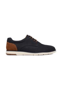 Dunkelblaue und braune Herrenschnürschuhe aus Leder mit weißer Sohle, Seitenansicht, auf weißem Hintergrund.