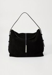 Mala hobo em camurça preta com uma única alça arredondada, apresentando um fecho frontal com zipper e discretos detalhes em metal prateado.