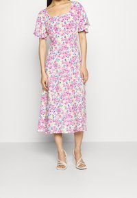 Robe midi fleurie avec un décolleté carré, des manches à volants et une palette de couleurs pastel comprenant des touches de rose et de bleu. Texture de tissu douce.