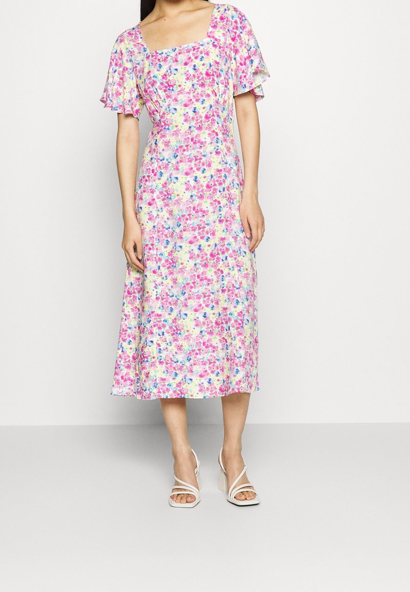 Robe midi fleurie avec un décolleté carré, des manches à volants et une palette de couleurs pastel comprenant des touches de rose et de bleu. Texture de tissu douce.