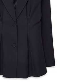 Črn blazer s strukturiranim dizajnom, ki vključuje dva sprednja gumba, en aplika na vsaki strani in gladko teksturo tkanine.