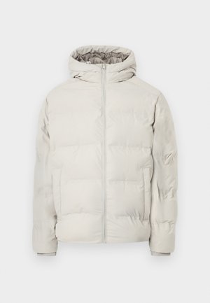 Puffjakke i lys grå med lynlås og hætte. Har et quiltet design og sidelommer; lavet af et glat, vandafvisende materiale.