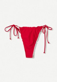 Bas de bikini rouge avec un bord blanc, présentant un design froncé et des liens réglables de chaque côté. Fabriqué dans un tissu lisse et extensible.