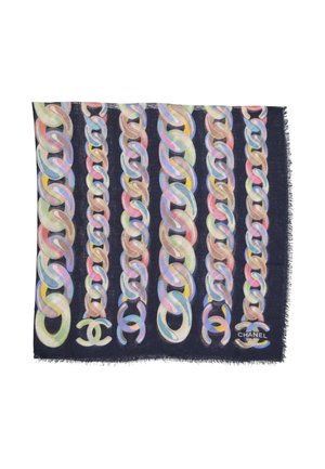 Écharpe sombre avec des maillons de chaîne colorés entrelacés verticalement et deux logos Chanel, un grand et un petit près du bord inférieur.
