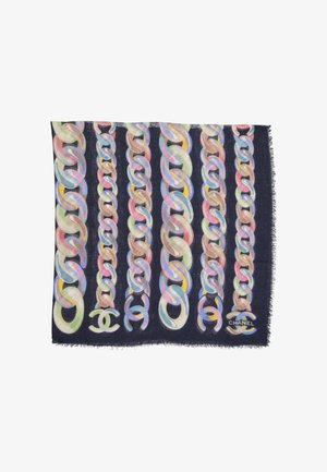 Écharpe sombre avec des maillons de chaîne colorés entrelacés verticalement et deux logos Chanel, un grand et un petit près du bord inférieur.
