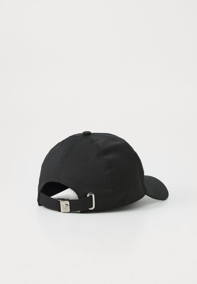 Casquette de baseball en coton noir avec une visière incurvée, une sangle réglable et quincaillerie en métal à l'arrière. Design simple avec une texture lisse.