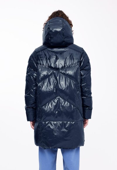 Mornarska puhala s sijočim zaključkom, kapuco, diagonalo prešite vzorce in dolgo dolžino, ki vključuje elastične manšete in žep v bočnem šivu.