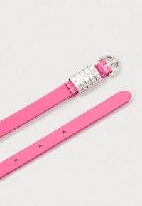 Rózsaszín bőr óraszíj ezüstszínű fémrészekkel és gravírozással. Simább textúrával, állítható lyukakkal és kerek csattal rendelkezik.