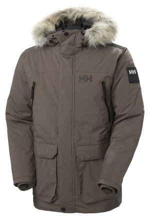 Parka marrón aislante con capucha forrada de piel, bolsillos con cremallera y parches con logotipo. Presenta una textura suave y un material duradero.