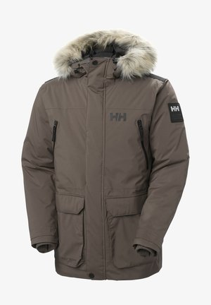 Parka marrón aislante con capucha forrada de piel, bolsillos con cremallera y parches con logotipo. Presenta una textura suave y un material duradero.
