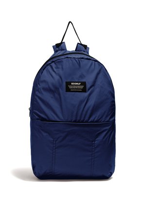 Mochila azul marino con asas negras en la parte superior, correas de hombro acolchadas, bolsillo frontal con cremallera y una etiqueta negra con la palabra ECOALF en el centro.