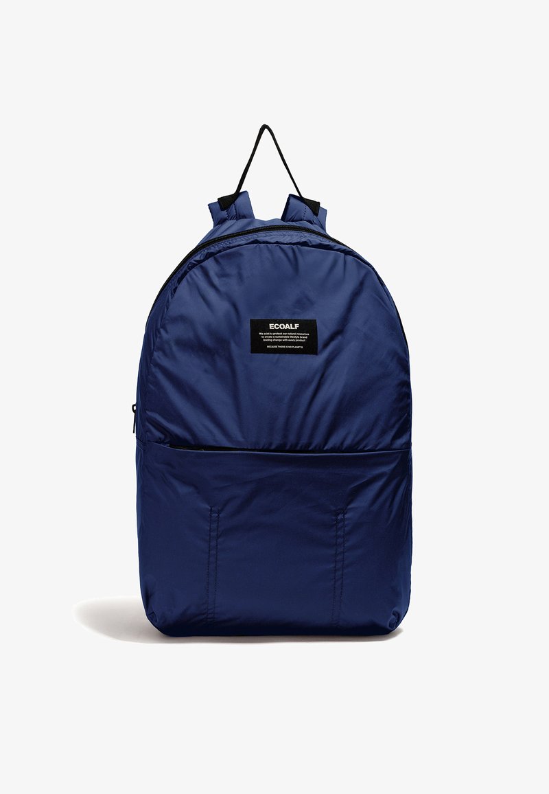 Sac à dos bleu marine avec poignées noires en haut, bretelles rembourrées, poche avant zippée, et une étiquette noire portant la mention ECOALF au centre.